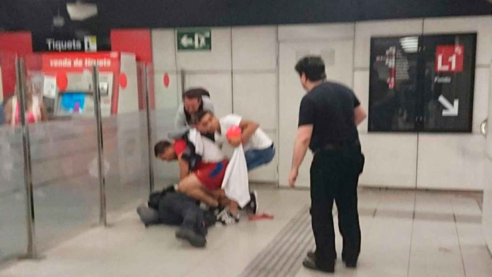 Imagen de otra agresión a un vigilante de seguridad no vinculada con la ocurrida en la estación de Paral·lel del Metro de Barcelona / CG