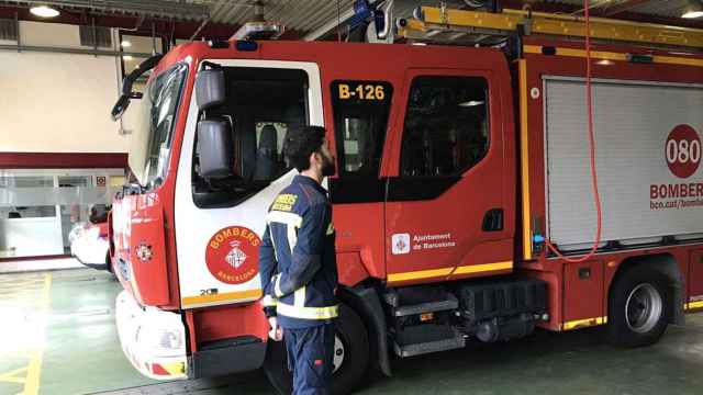 Los Bomberos de Barcelona, el cuerpo que ha actuado para apagar el incendio originado en la calle Calabria en Nochevieja / AJ BCN