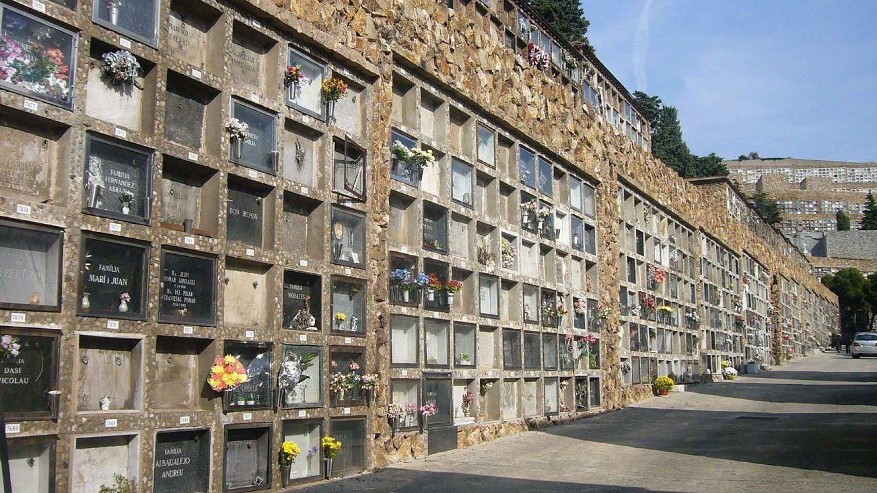 Una vía del cementerio de Montjuic / MA