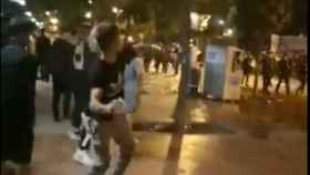 Un joven lanza un objeto contra los Mossos en Sabadell / TWITTER