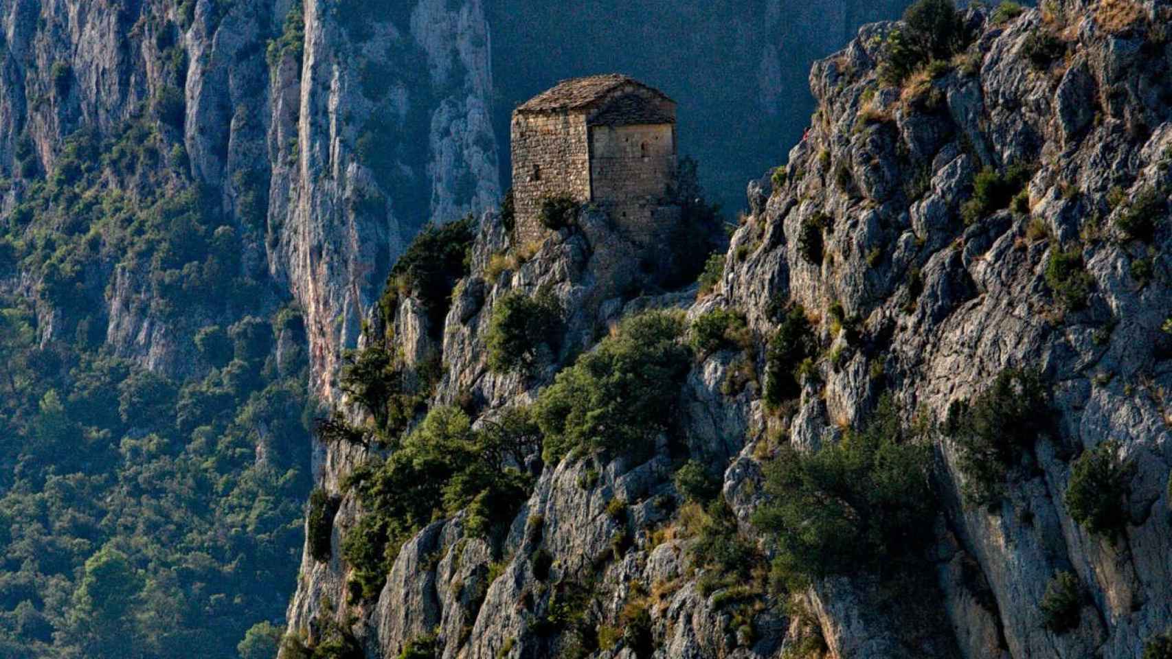 En Cataluña se pueden encontrar ermitas en zonas de exhuberante naturaleza / CREATIVE COMMONS - AMADALVAREZ