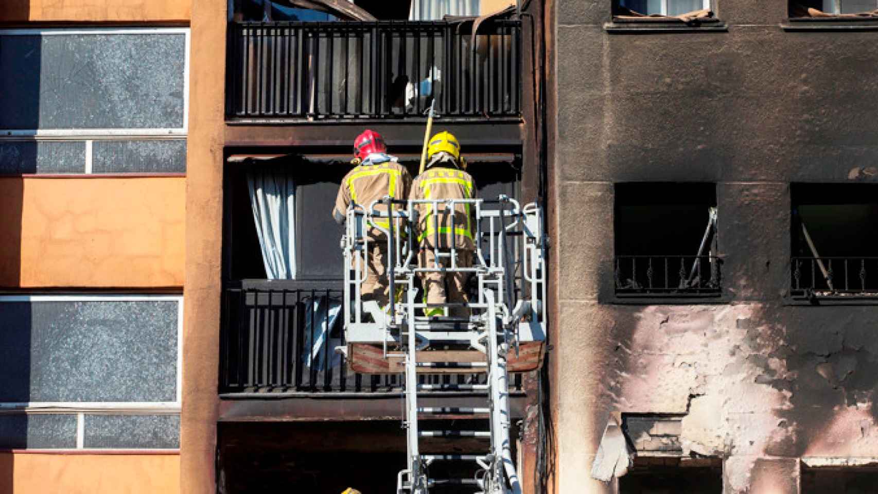 Imagen de los Bomberos durante las tareas de extinción del incendio de Sant Roc, en Badalona (Barcelona) / EFE