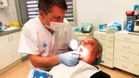 Imagen de un odontólogo del Instituto Catalán de Sanidad (ICS) tratando a un paciente / CG