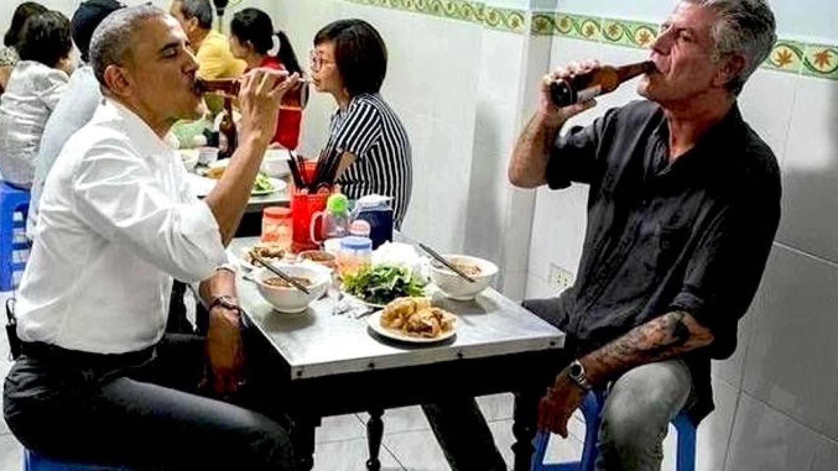 Anthony Bourdain (d) en uno de los momentos más celebrados de su programa, cuando se llevó a Barack Obama (i) a comer un plato de fideos en su visita historica de Vietnam cuando era presidente / EFE