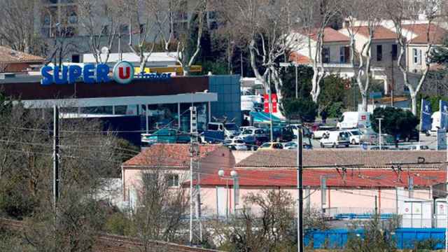 Vista del supermercado de la cadena Système U donde se ha llevado a cabo una toma de rehenes en un supuesto acto terrorista en Trèbes (Francia) hoy, 23 de marzo de 2018