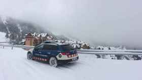 Imagen de un coche patrulla de los Mossos d'Esquadra en una zona montañosa de Cataluña llena de nieve / Mossos