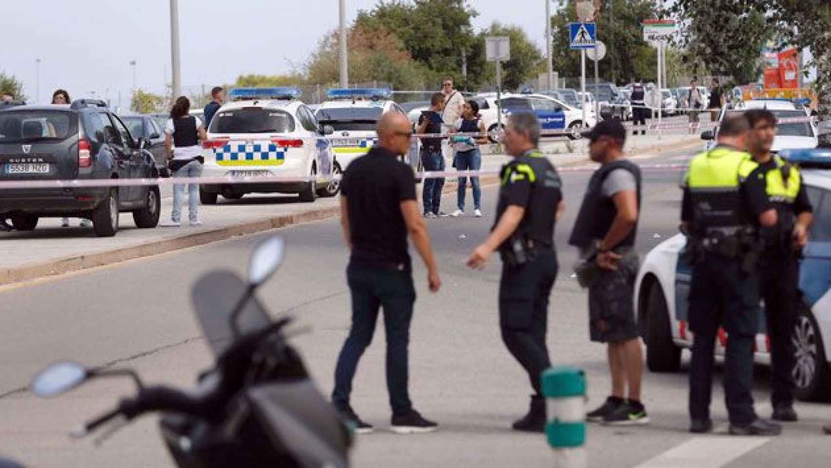 Agentes de Mossos d'Esquadra y Policía Local en la zona del tiroteo del jueves en Gavà (Barcelona) / EFE