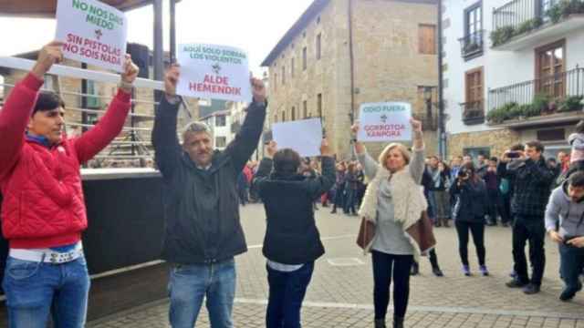 Concentración ante el bar Koxka contra la Guardia Civil