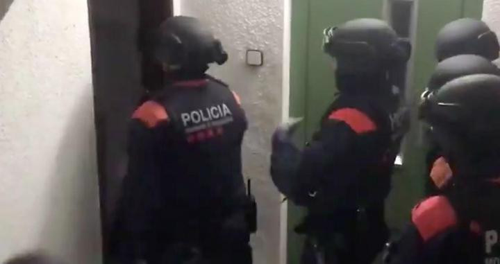Agentes de Mossos d'Esquadra entrar en el domicilio de los dos arrestados / INTERIOR