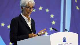 La presidenta del BCE, Christine Lagarde, atendiendo a la prensa en la sede de este organismo en Frankfurt / EFE - EPA - RONALD WITTEK