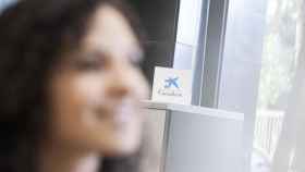 Una mujer en las oficinas de Caixabank / CAIXABANK