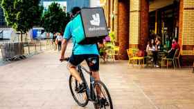 Un repartidor de Deliveroo en bicicleta / DELIVEROO