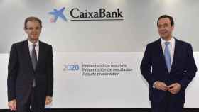 El presidente de Caixabank, Jordi Gual (izq.), y el consejero delegado, Gonzalo Gortázar / EP