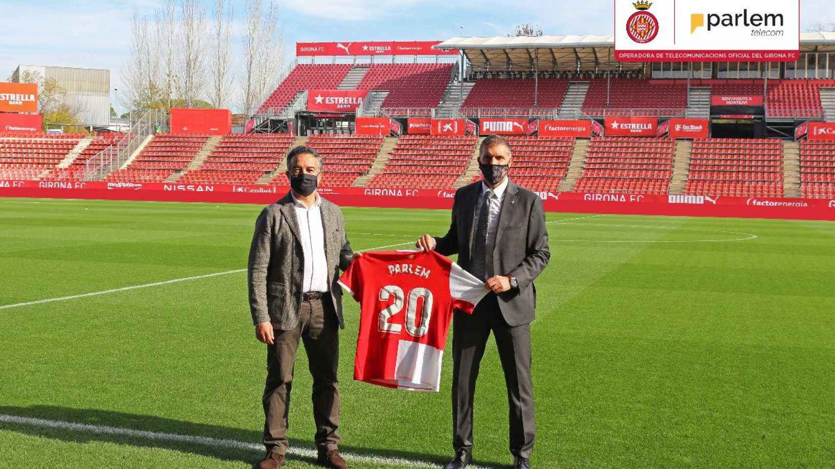 El presidente del Girona, Delfí Geli (d), junto a Ernest Pérez Mas, CEO de Parlem Telecom (i), en el estadio del Girona / PARLEM