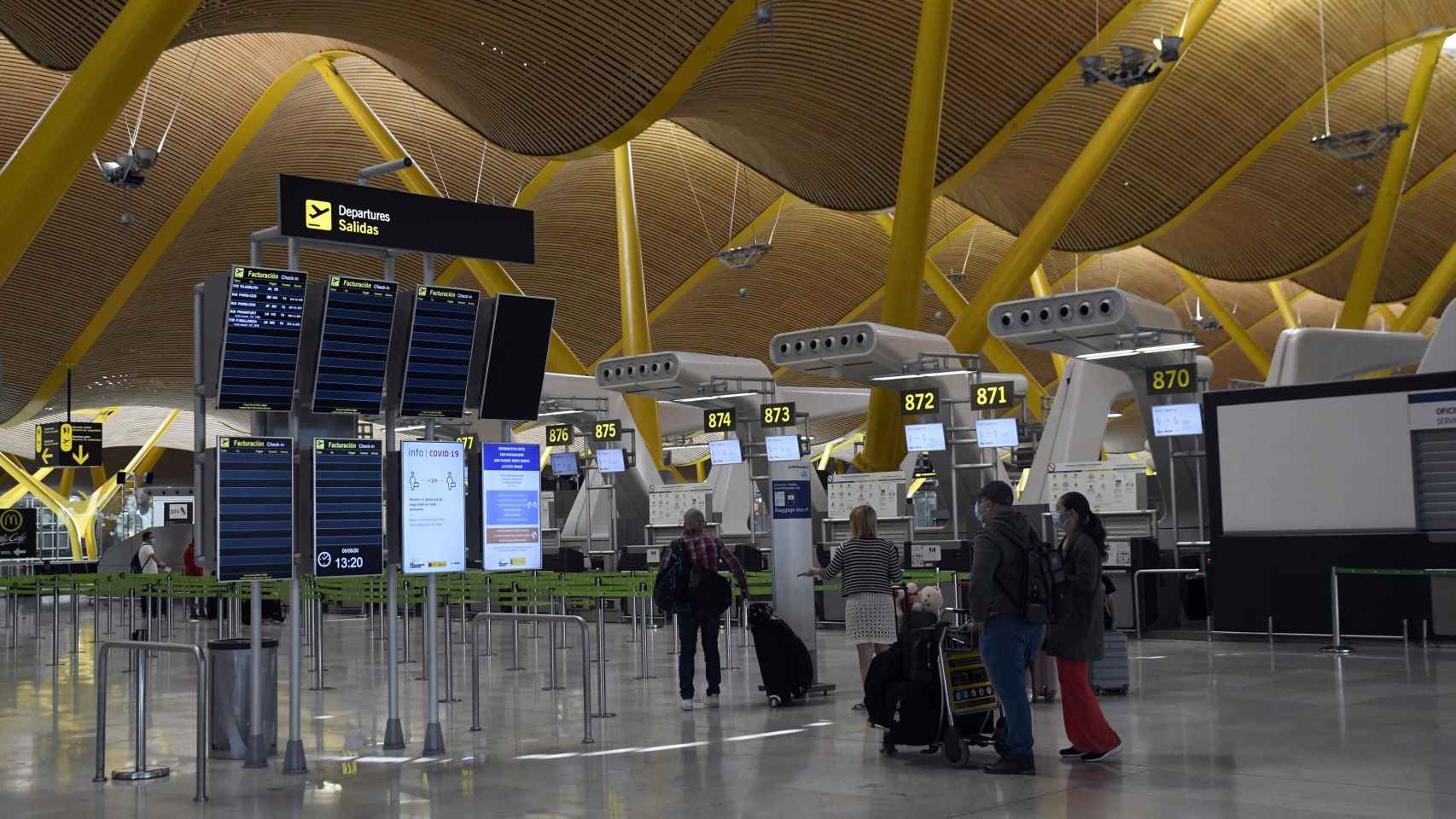 Turismo. Pasajeros en el Aeropuerto Madrid-Barajas / EUROPA PRESS