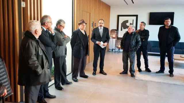 Juan José Domingo (c, con traje oscuro) rodeado de antiguos trabajadores de Serveis Funeraris de Barcelona (Sfb) / CG