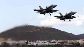 Dos aviones F-18 despegan en la base aérea de Gando, en Las Palmas (Canarias) / EFE