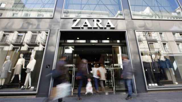 El exterior de una tienda de Zara, en una imagen de archivo / EFE