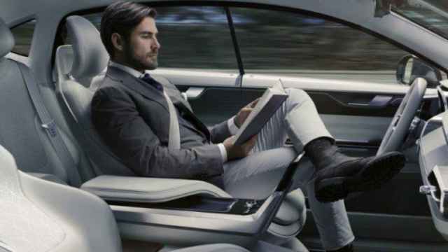 Un hombre sentado en la parte del conductor del coche autónomo que está diseñando Volvo / EFE