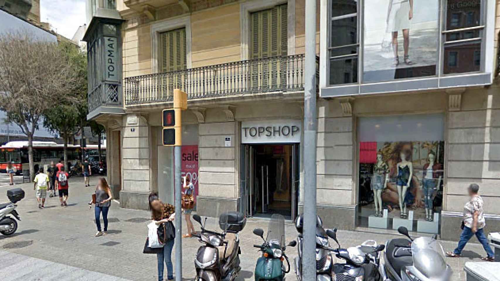 Topshop cerrará la única tienda que tiene en España, situada en el centro de Barcelona, en las inmediateces del centro comercial El Triangle / CG