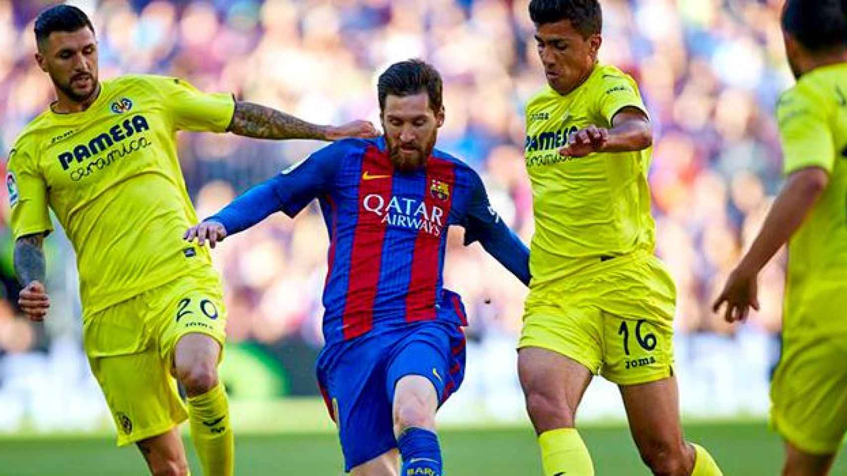 Leo Messi (c) con el balón ante los jugadores del Villareal el pasado sábado en el Camp Nou / EFE
