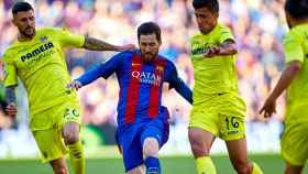Leo Messi (c) con el balón ante los jugadores del Villareal el pasado sábado en el Camp Nou / EFE