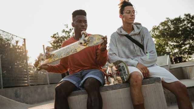 Dos chicos posan con sus sudaderas en un 'skatepark' / PEXELS