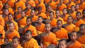 Monjes budistas de Tailandia haciendo yoga / Suc en Pixabay