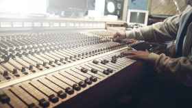 Mesa de mezclas en un estudio de producción y grabación musical / PIXABAY