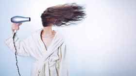 Mujer secándose el pelo con un secador / PIXABAY