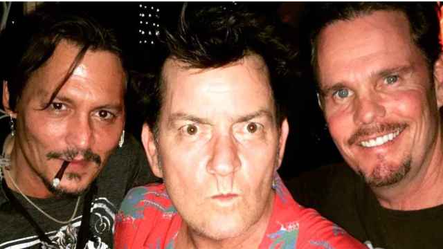 Depp, Sheen y Dillon, en una fotografía pulbicada en Instagram / CD