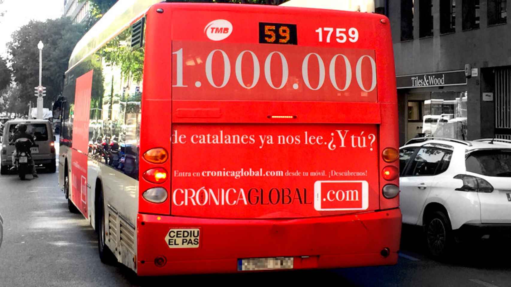 Un autobús de Barcelona exhibe una campaña de publicidad de 'Crónica Global'.