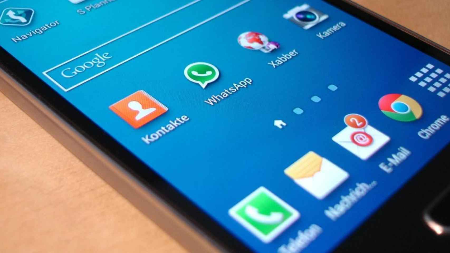 Un teléfono móvil con la aplicación de Whatsapp descargada / PIXABAY