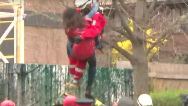 La chica fue rescatada por los bomberos tras horas de operación