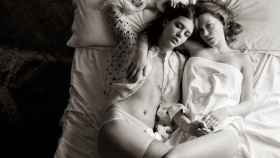Una foto de archivo de dos mujeres lesbianas en la cama