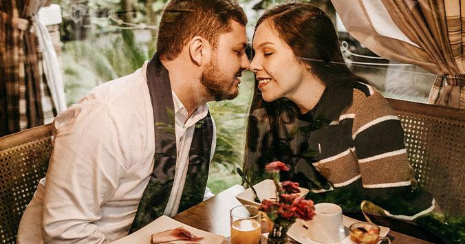 Una pareja comparte una cena en uno de esos restaurantes de San Valentín / JONATHAN BORBA - UNSPLASH