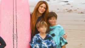 Shakira junto a sus hijos en una playa de Cantabria / REDES