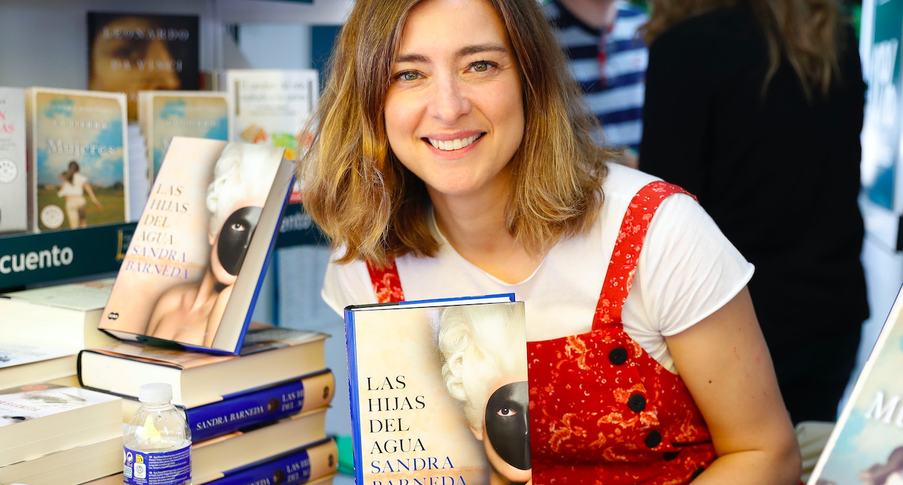 Sandra Barneda en una de las casetas de la Feria del Libro de Madrid / AGENCIAS