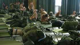 Varios soldados descansan en una academia militar / CG