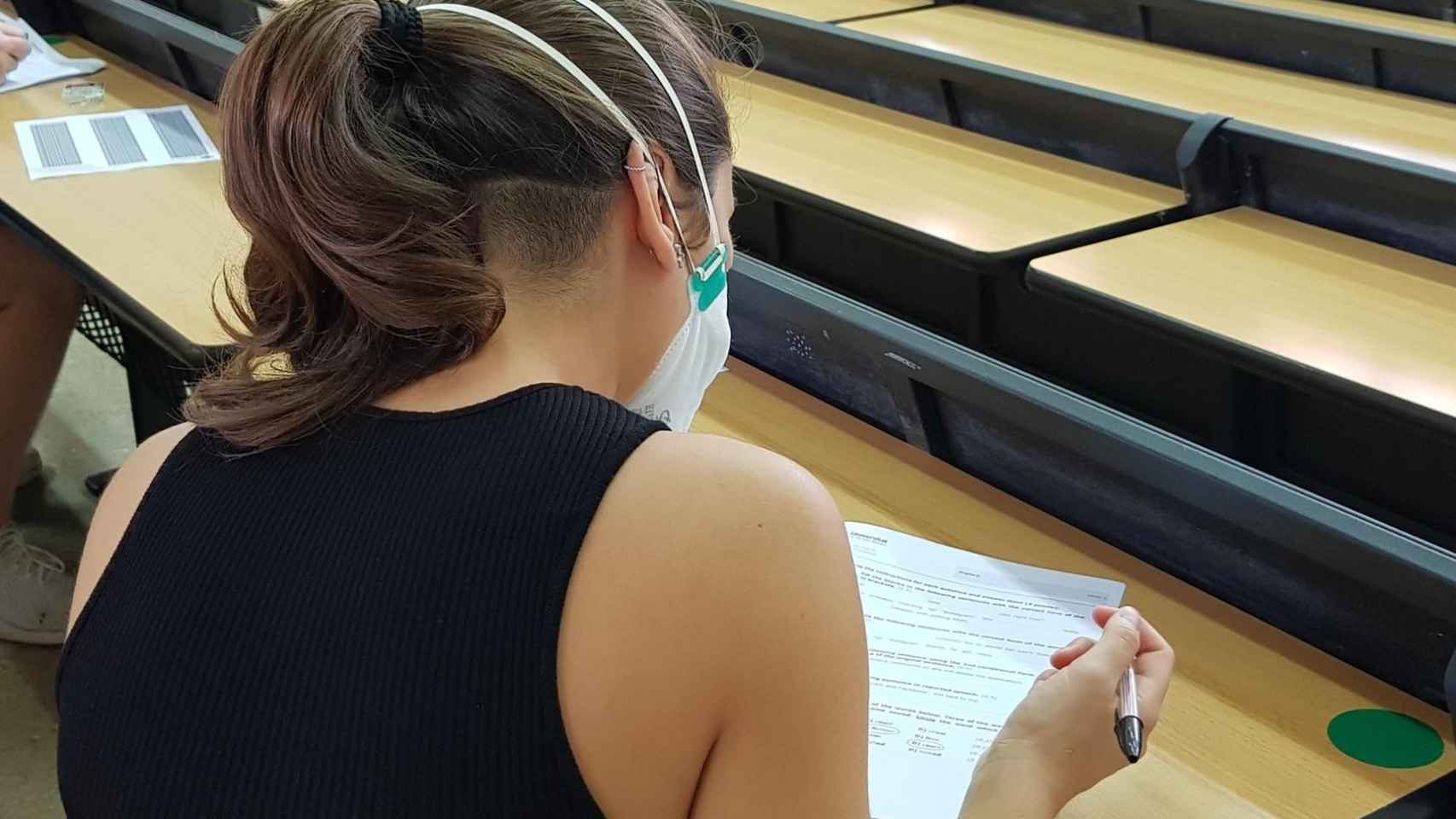 Una alumna toma apuntes en clase con el uso obligado de la mascarilla / EP