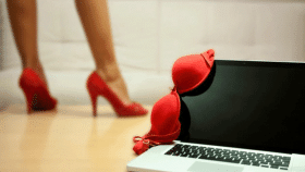 Una mujer semidesnuda y su ordenador