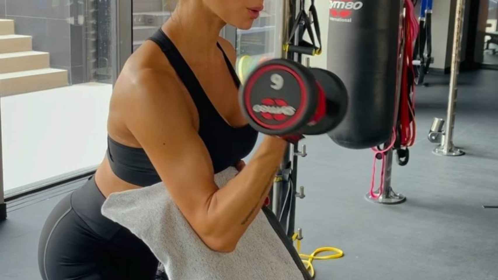 Pilar Rubio hace ejercicio físico en el gimnasio