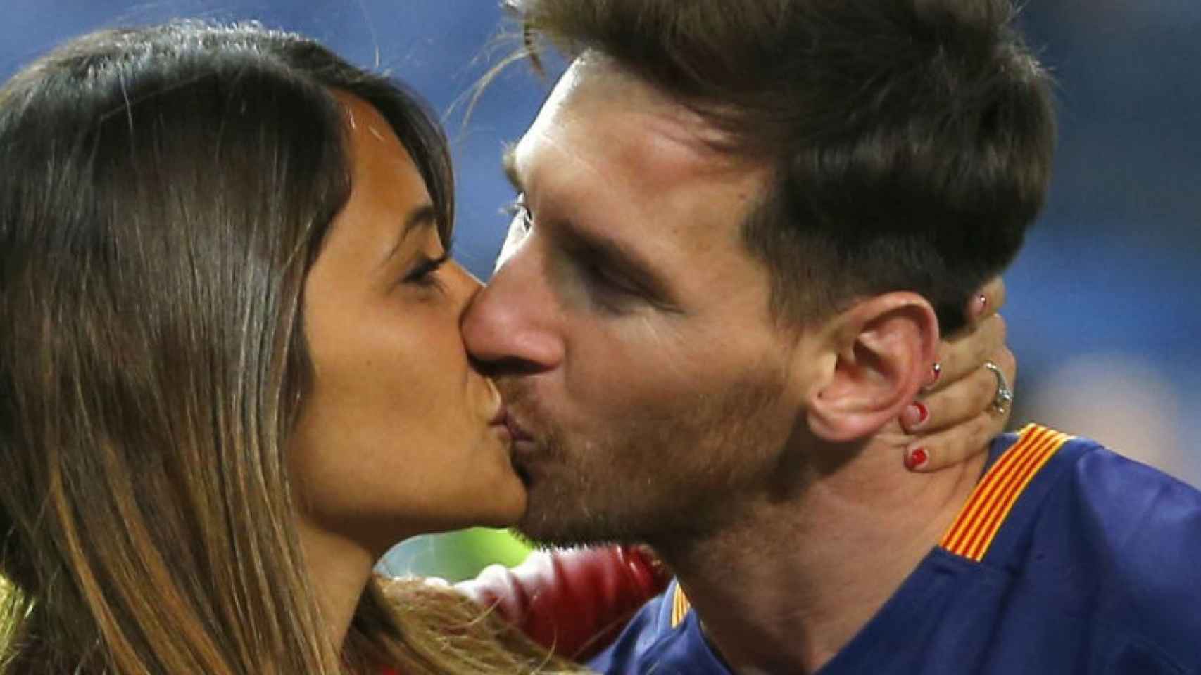 Antonella Roccuzzo besa a Leo Messi