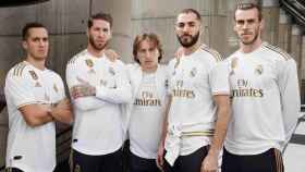Los jugadores del Real Madrid posan con la nueva camiseta de la temporada 2019-20 / RM
