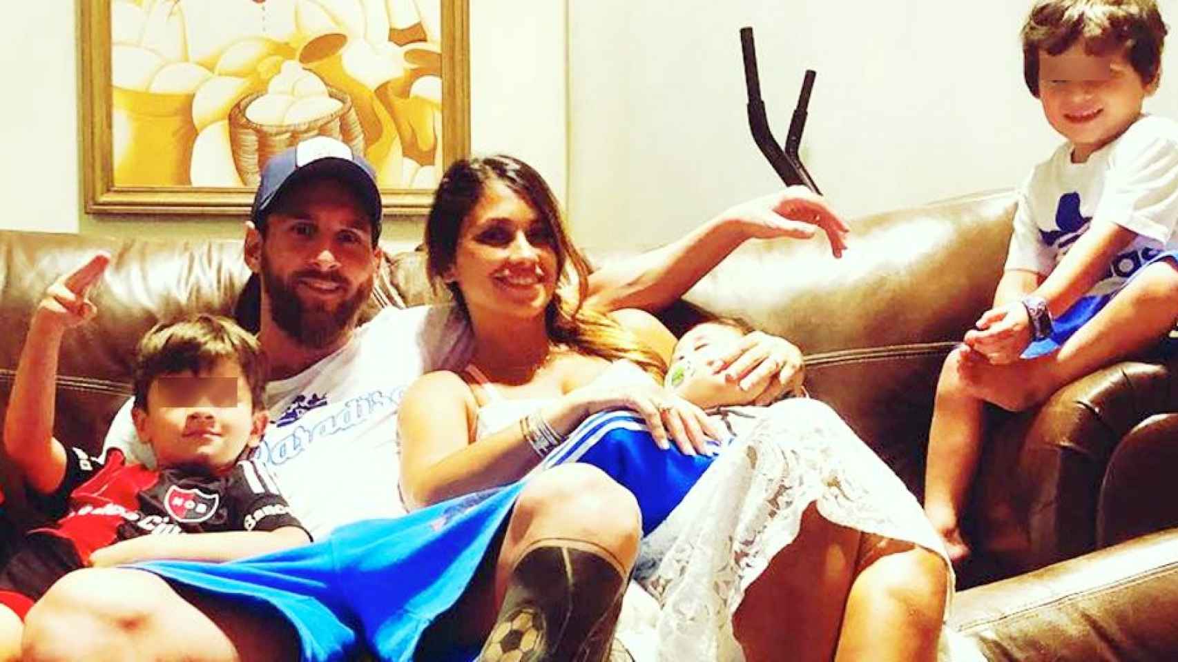 La familia Messi-Roccuzzo en el sofá / INSTAGRAM