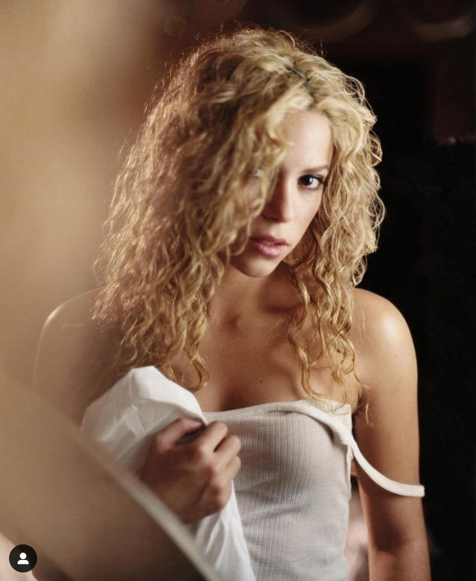Shakira se desnuda frente al espejo
