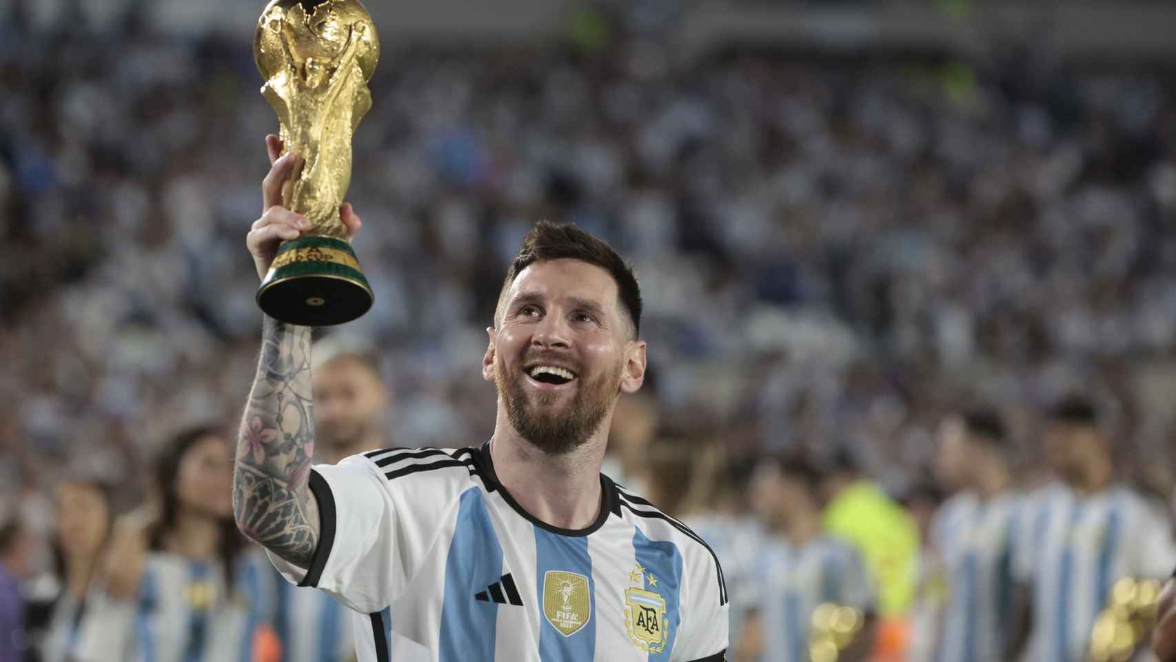 Leo Messi, mostrando a los aficionados de Argentina la Copa del Mundo / EFE