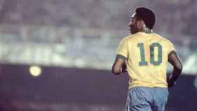 Pelé, con la camiseta de la selección de Brasil, con el dorsal '10' a la espalda / REDES