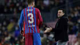 Xavi abronca a Gerard Piqué en el derbi contra el Espanyol del curso 21-22 / EFE