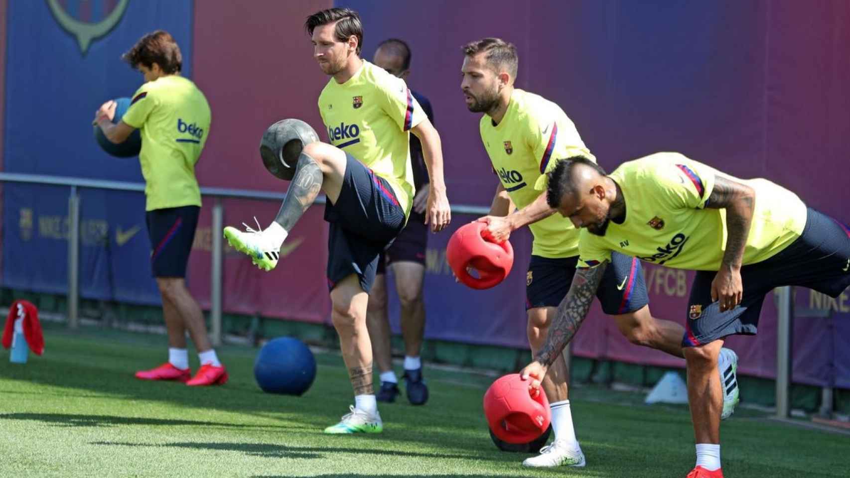 Arturo Vidal, Jordi Alba y Leo Messi entrenando con el resto de jugadores de la plantilla/FC BARCELONA